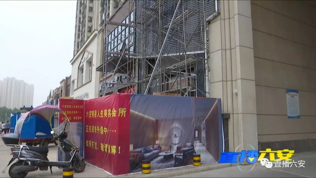 店鋪裝修小區(qū)大門(mén)變“陰陽(yáng)臉”，效果圖也“變臉”，店主卻稱審批過(guò)！